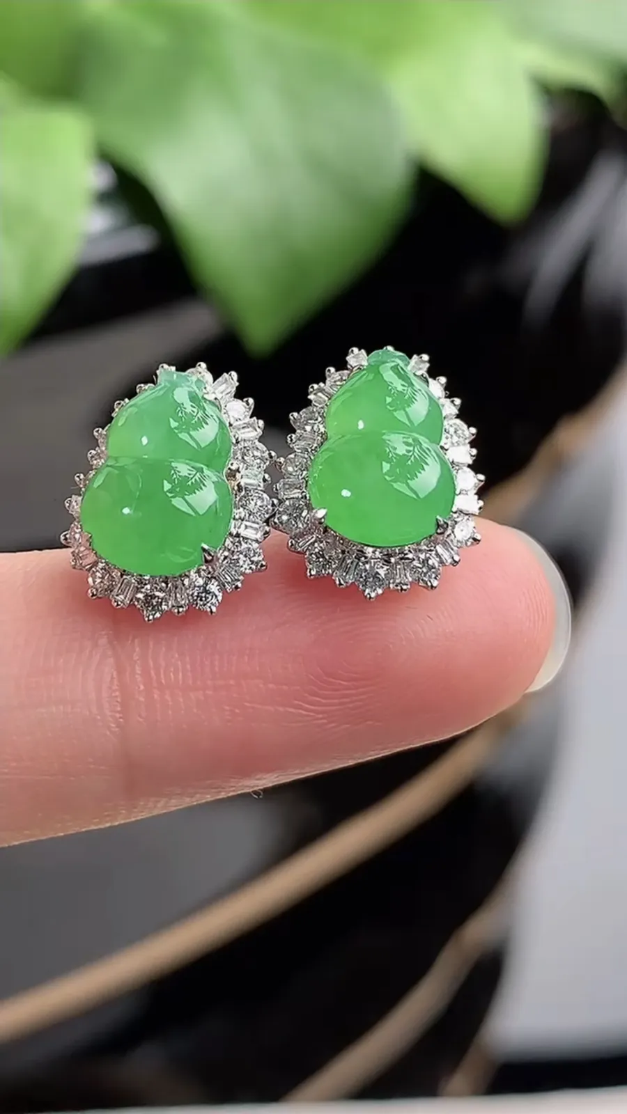 a货翡翠冰种18K金伴钻镶嵌满绿葫芦耳钉 尺寸9.3×6.7mm 重量2.45g 1212