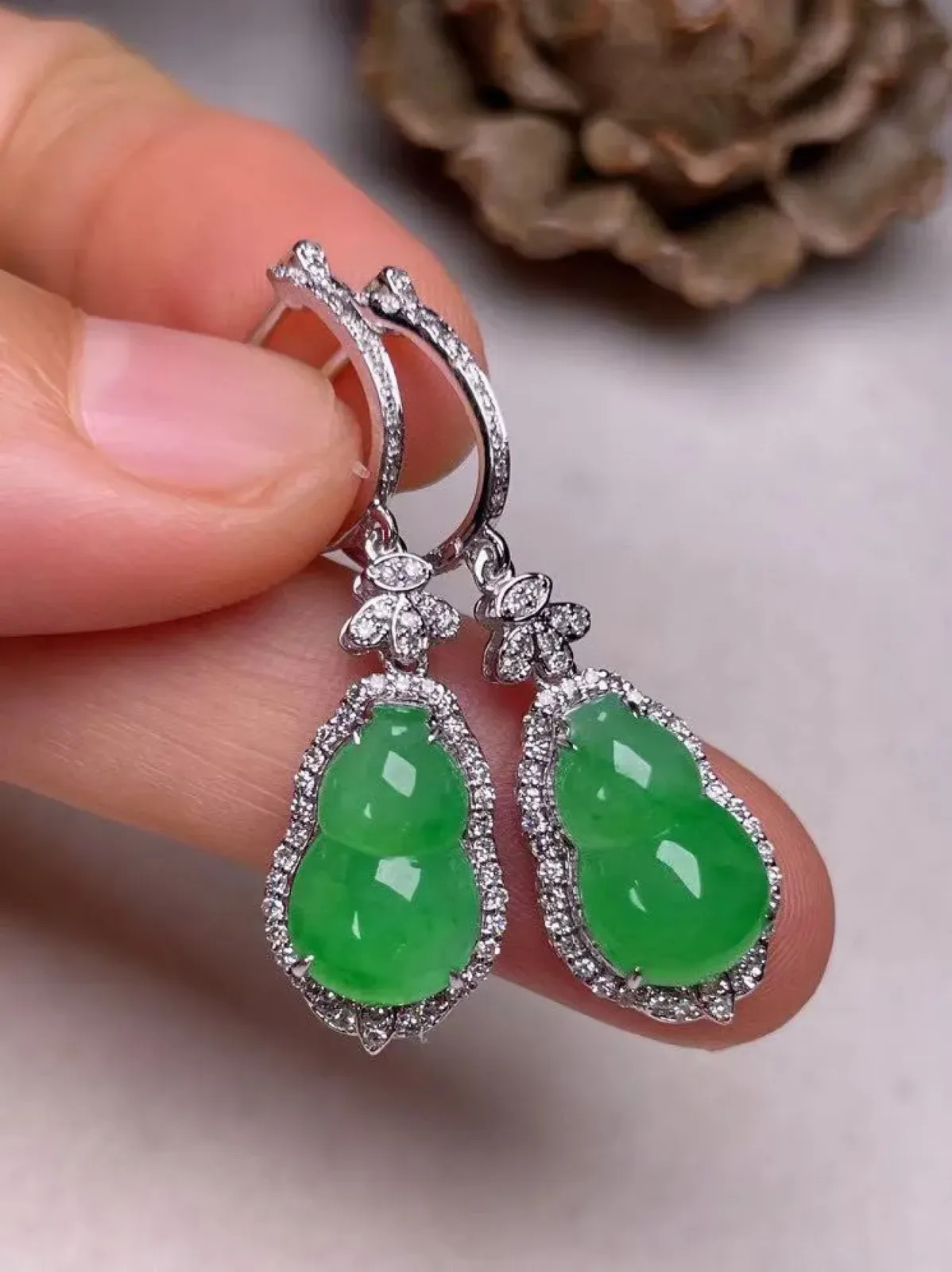 冰种阳绿葫芦耳坠、真金真钻镶嵌，种水好，玉质细腻 .裸石尺寸 12.6*7.9.