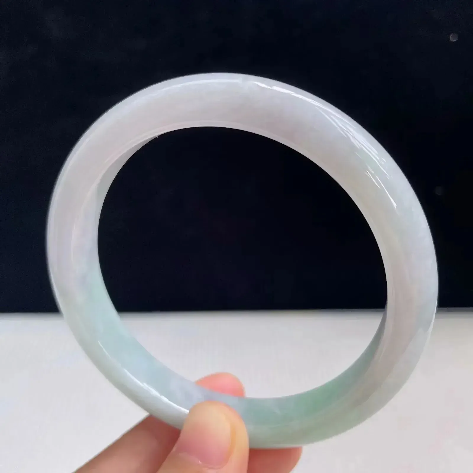 自然光拍摄天然翡翠A货飘绿好种水58mm正圈手镯 45.16克