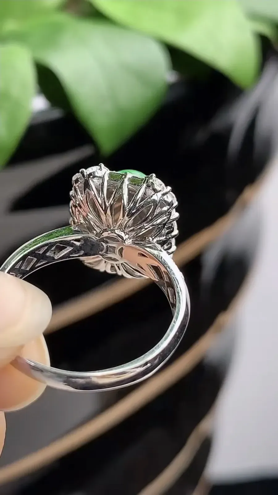 a货翡翠冰种18K金伴钻镶嵌阳绿蛋面戒指 圈口19裸石尺寸10.7×8mm 重量5.48g 1210