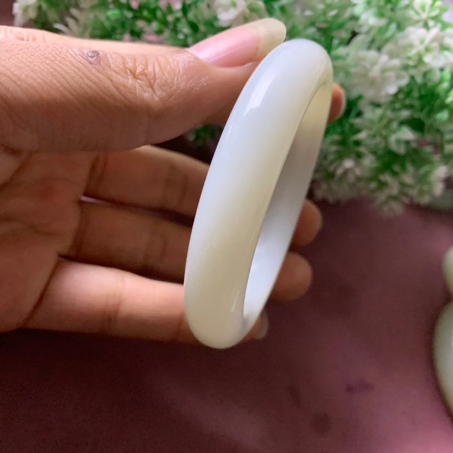 57圈口和田玉羊脂白宽条手镯【挽间柔情】，镯型古朴典雅。在诗情画意的雨巷相遇，你是我腕间的一抹风情，