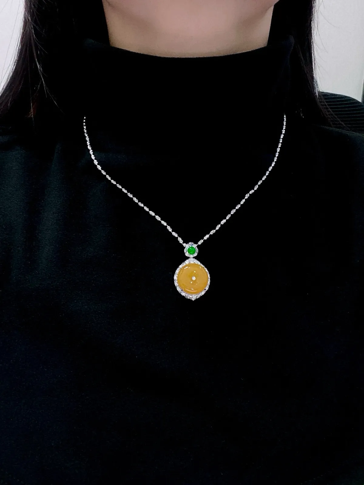 【冰种黄翡平安扣】质地非常细腻，冰润十足，种老冰透，收藏品质，18k金钻镶嵌，裸石尺寸17.1*4.5毫米