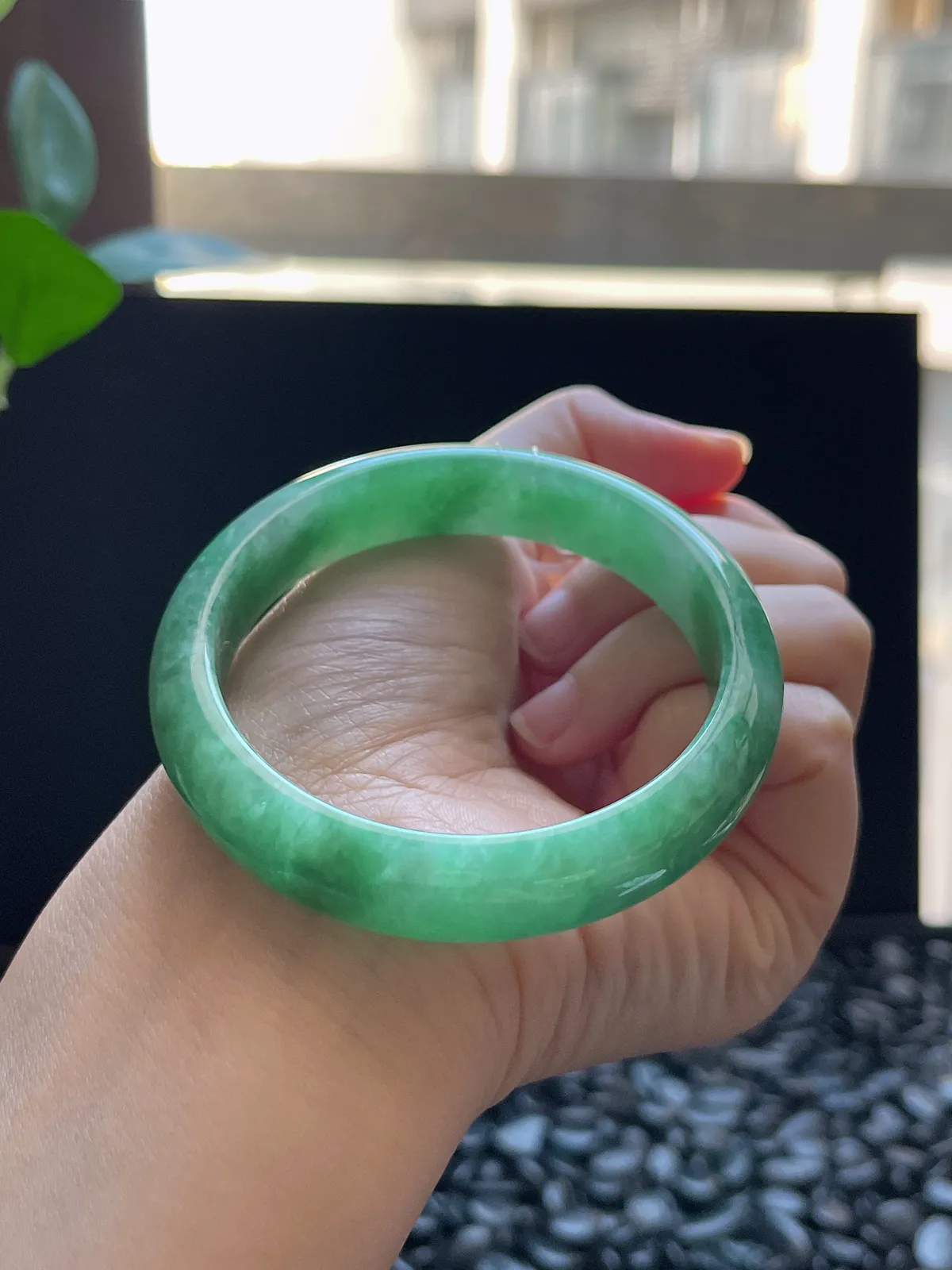 正圈56圈口，翡翠糯化种浅绿色手镯