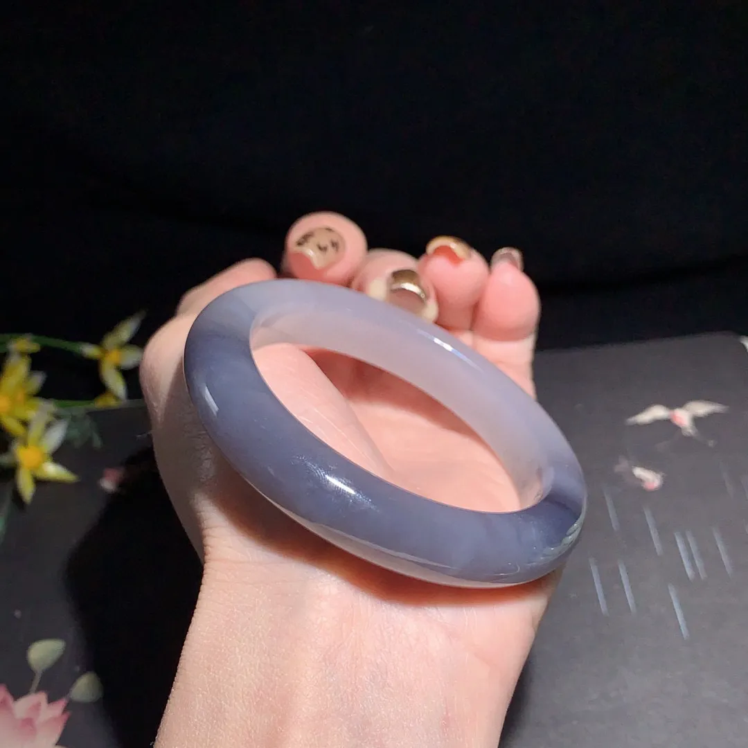 和田玉55.5圈口紫罗兰色手镯！圈口55.5宽12.5玉质细腻油润 底色纯净 无裂无杂 脂粉好，品质好！