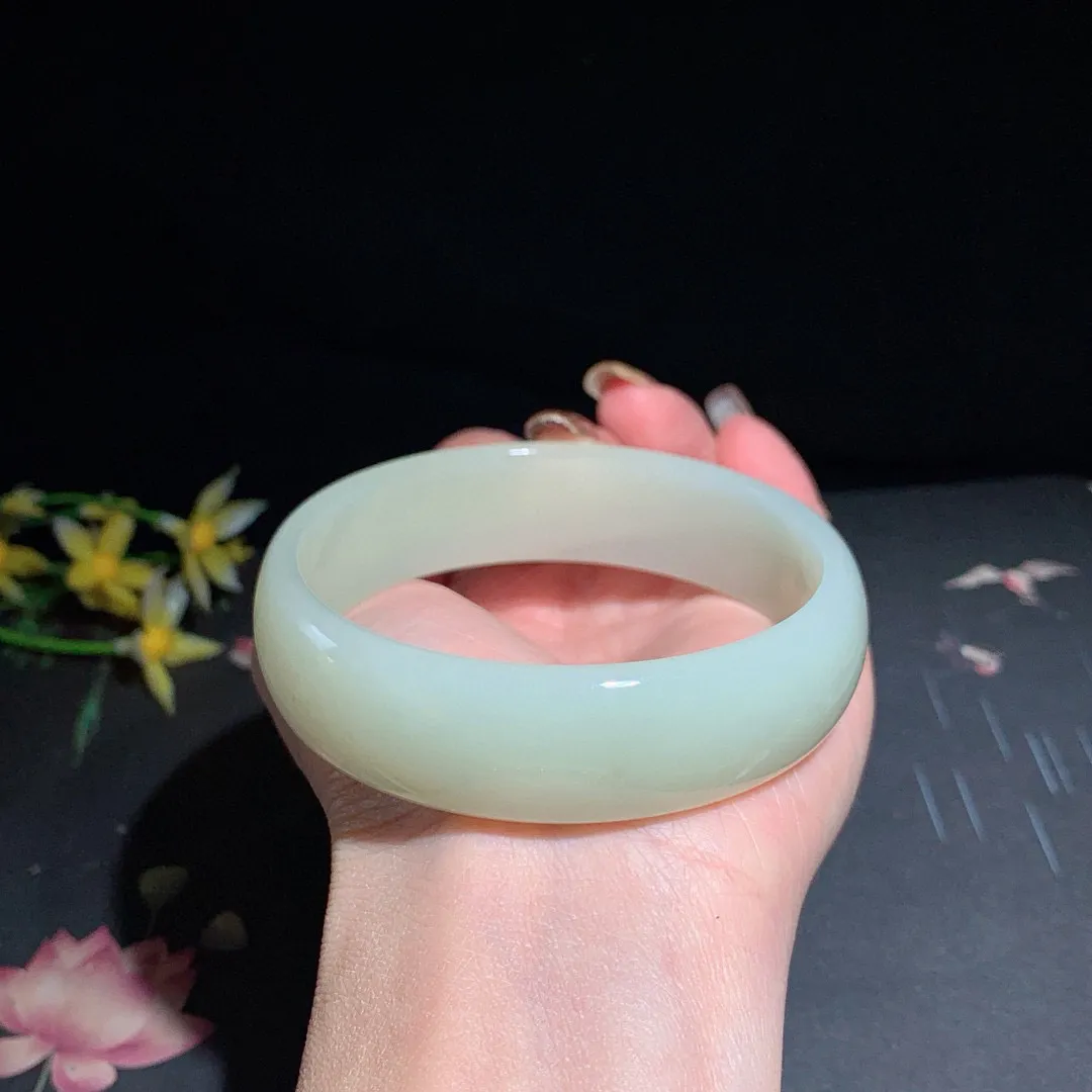 和田玉64圈青白色宽版手镯！玉质细腻油润 底色纯净  无裂无杂 脂粉好，品质高。