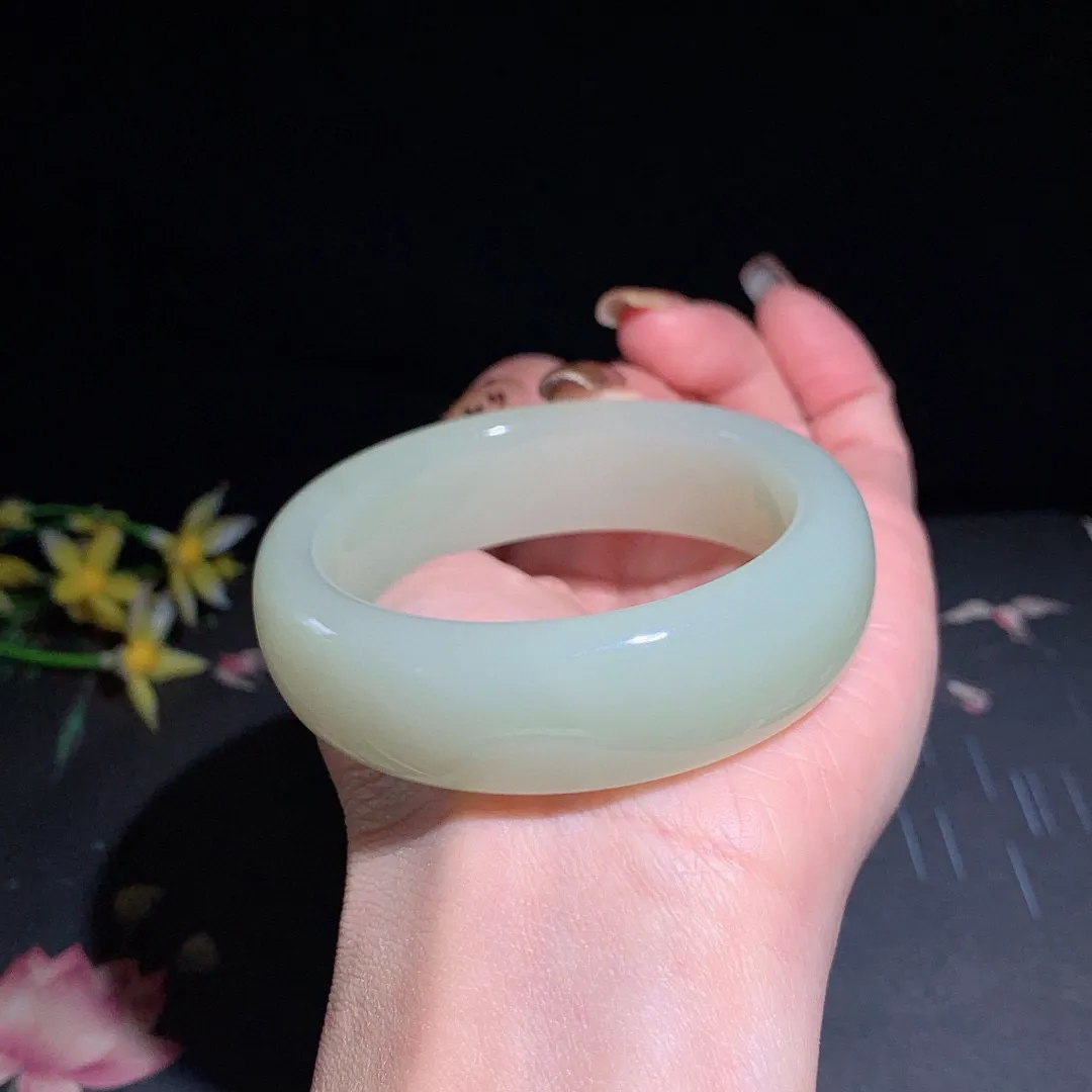 无结构，和田玉53.5圈晴水色宽版手镯，玉质细腻油润 底色纯净  无裂无杂 脂粉好，品质高。