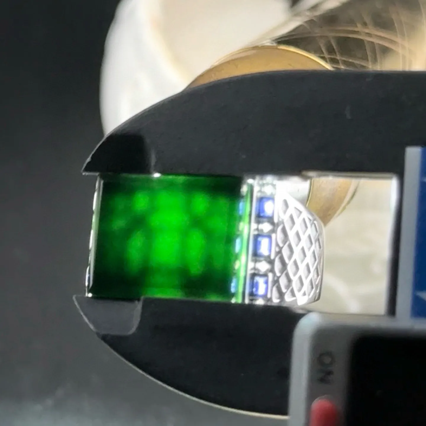 精品18k墨翠男戒 种好色正 黑度极好 打灯通透 油性十足 尺寸14.5