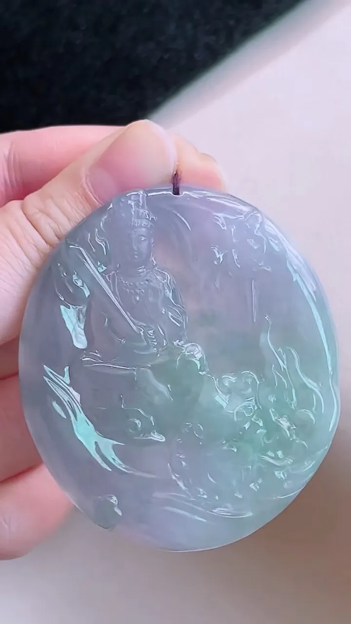 【翡翠名称】老种冰紫飘花虚空藏菩萨挂件
【翡翠尺寸】54.2/47.8/6mm
【翡翠描述】宝贝种老水足，玉质细腻，色泽靓丽，性价比高，佩戴效果好！
【其它赠送】权威证书/精美挂绳盒子/支持全国复检