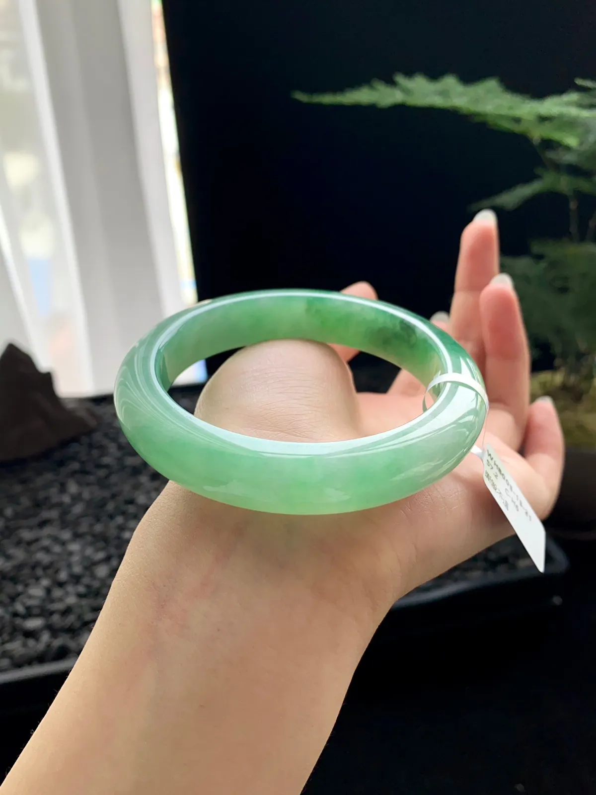 【满绿】
尺寸：57.2*12.3*9.2
编号：WHB003-13-21
纯净的底色似山间的晨雾，轻柔缥缈，那一抹翠绿如林间跳跃的精灵