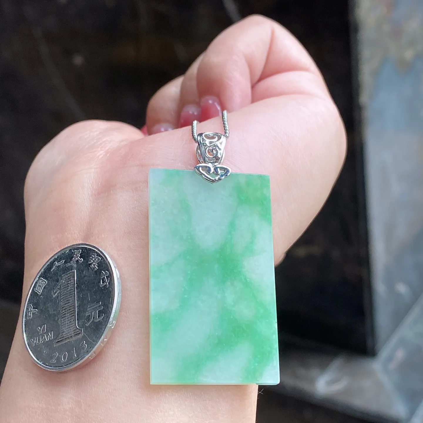 冰糯种飘绿花无事牌吊坠 尺寸48.9-23.5-3.2毫米