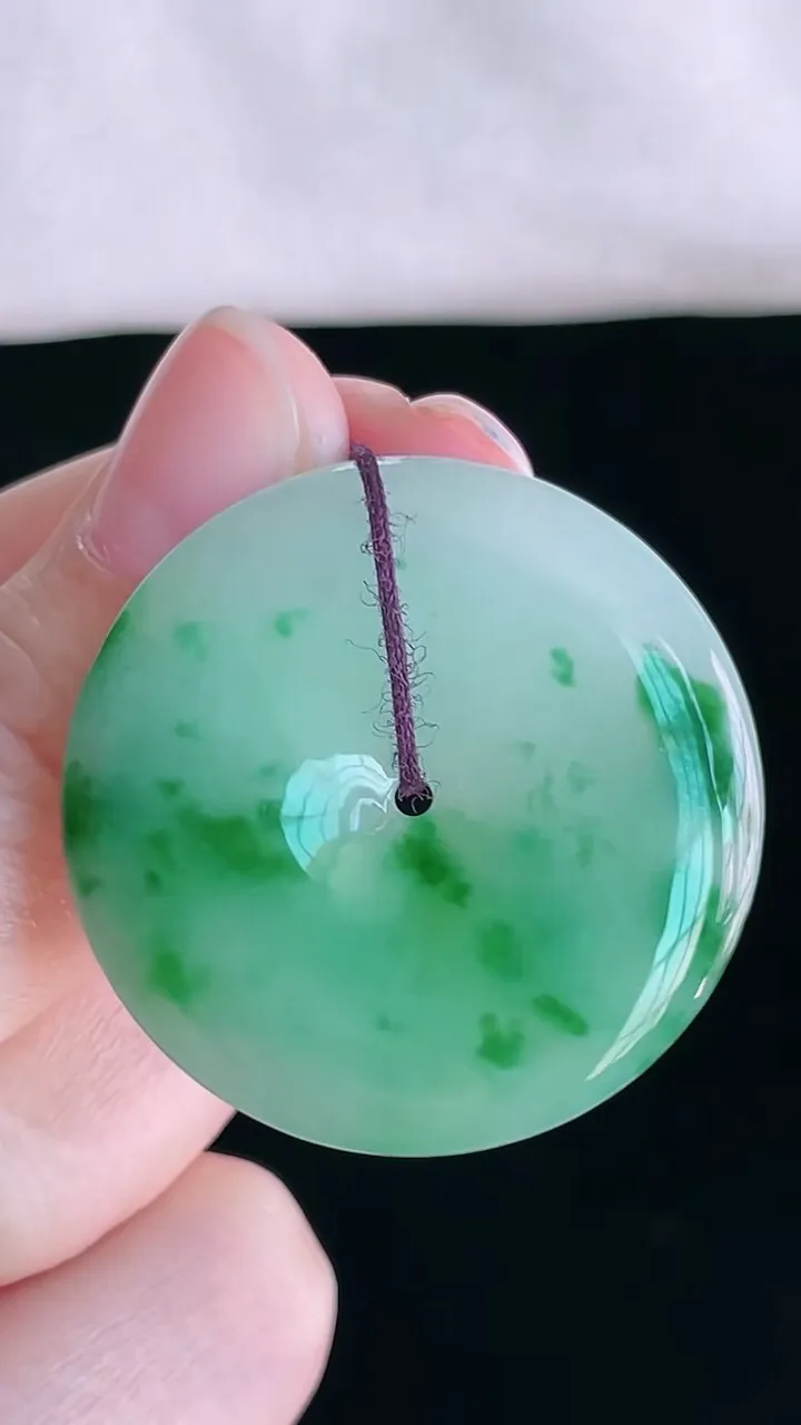 【翡翠名称】老坑种冰飘绿花大平安扣吊坠
【翡翠尺寸】直径厚度33/5.6mm
【翡翠描述】宝贝种老水