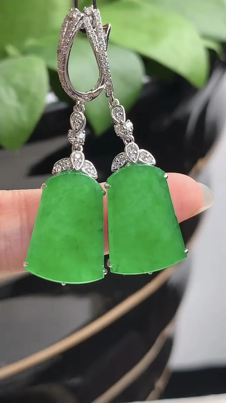 a货翡翠冰种18K金伴钻镶嵌阳绿无事牌耳坠 尺寸17×11.8×4mm 重量6.45g 1210