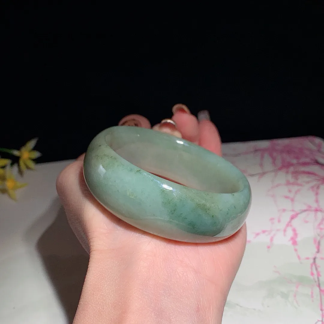 少见宽版，和田玉56圈口翠青手镯！圈口56宽21玉质细腻油润 底色纯净 无裂无黑 脂粉好，品质高