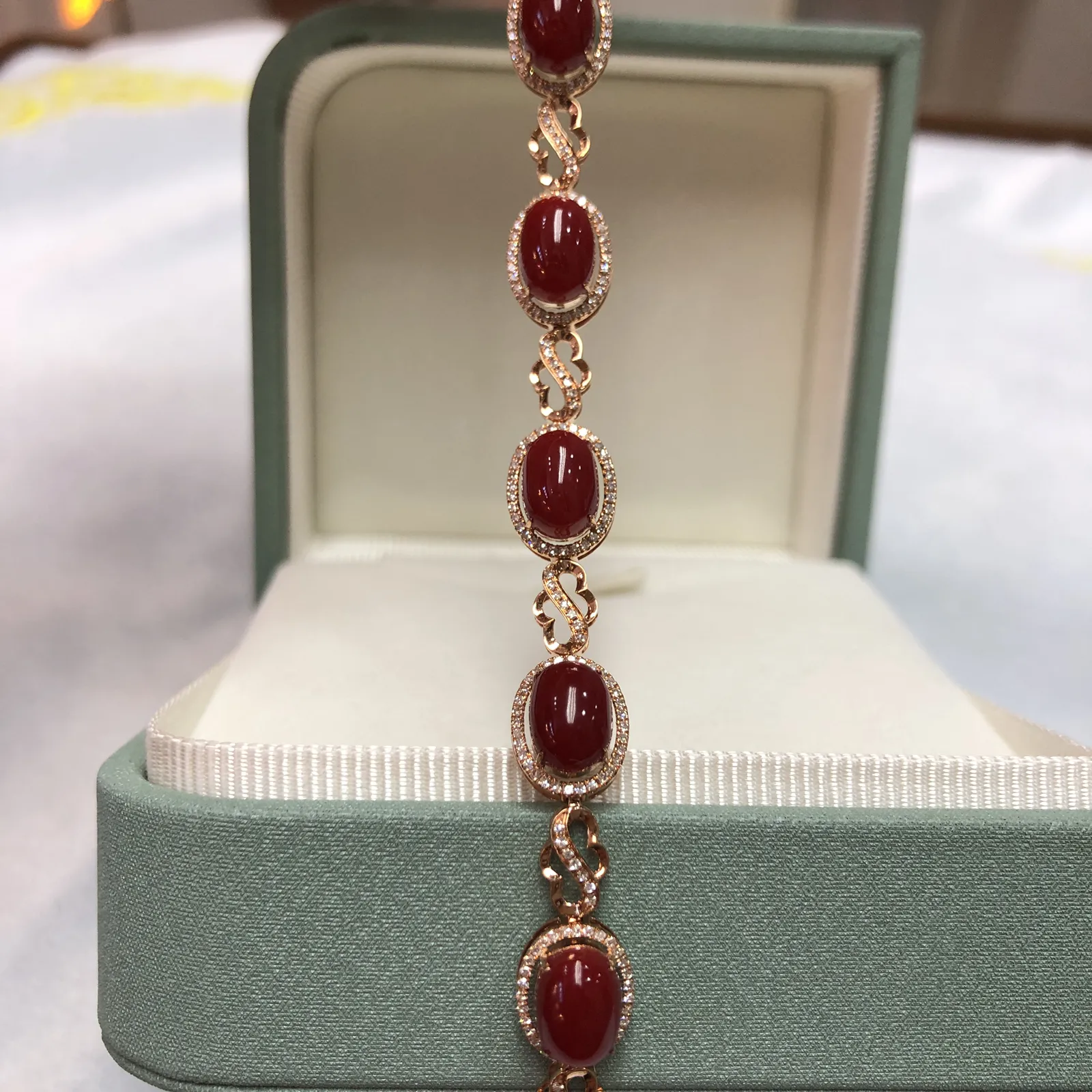 【天然阿卡赤血牛血红珊瑚18K厚金精镶手链】天然️添加，日本阿卡材料，赤血牛血红色，共5颗蛋面，18k金钻石 镶嵌，裸面尺寸约8.3*5.7*5mm，整体尺寸96.5*8.5*6.5mm，重量8.1克，手链总长度180mm，珊瑚属有机宝石，色泽喜人，质地莹润，珊瑚在深海里经千年生长“形如树，色似火”水与火的融合。