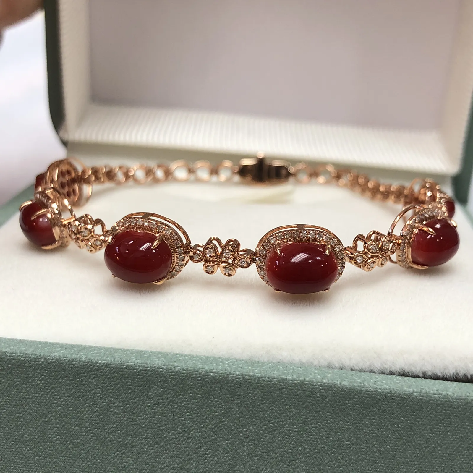 【天然阿卡赤血牛血红珊瑚18K厚金精镶手链】天然️添加，日本阿卡材料，赤血牛血红色，共6颗蛋面，18k金钻石 镶嵌，裸面尺寸约8*5.7*5mm，整体尺寸96*7.8*6.6mm，重量7.95克，手链总长度170mm，珊瑚属有机宝石，色泽喜人，质地莹润，珊瑚在深海里经千年生长“形如树，色似火”水与火的融合。