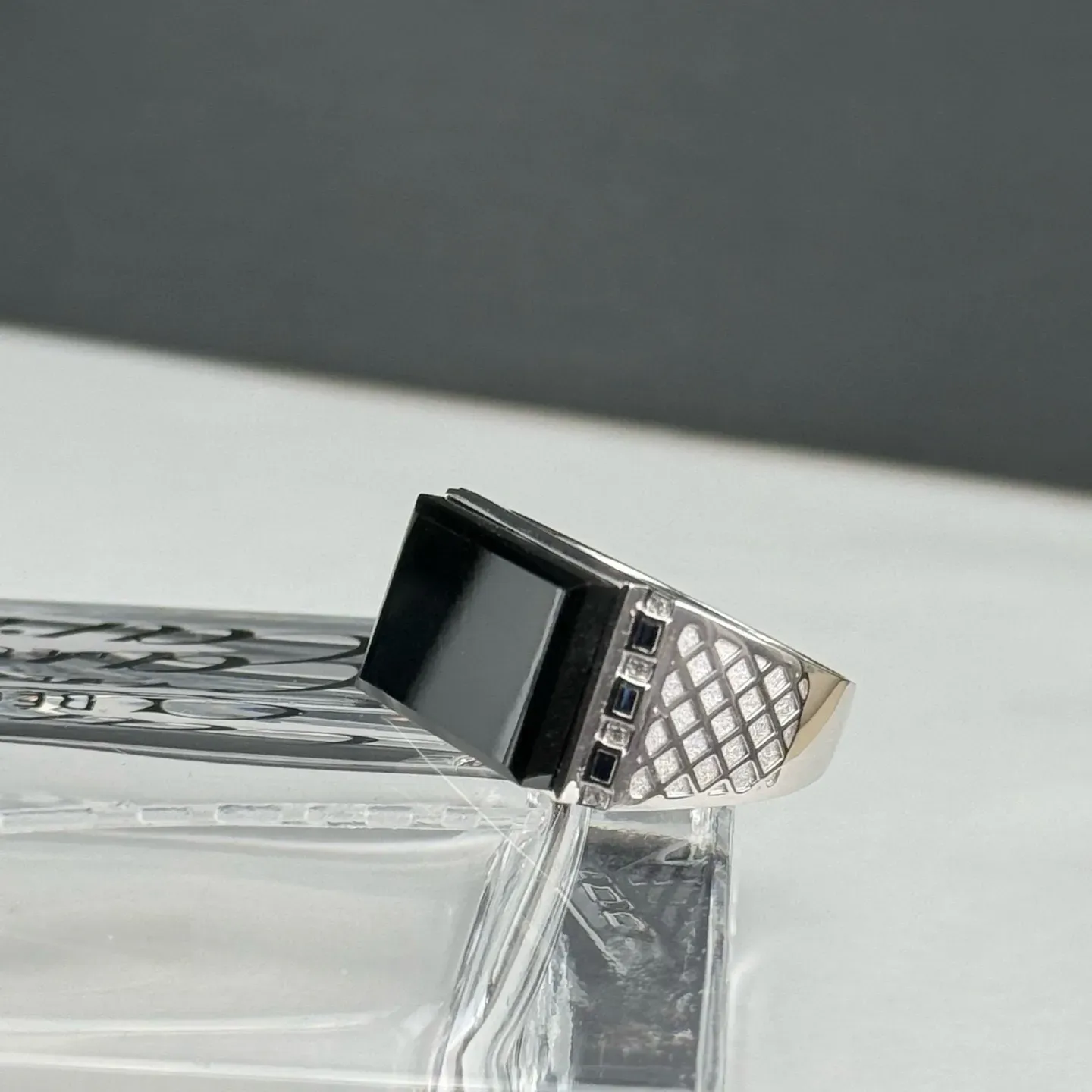 精品18k墨翠男戒 种好色正 黑度极好 打灯通透 油性十足 尺寸14.5