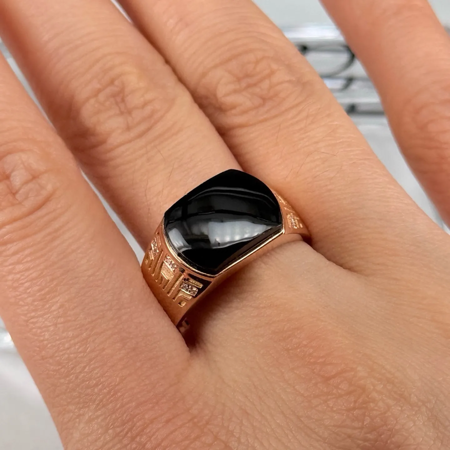 精品18k玫瑰金墨翠马鞍戒指 种好色正 黑度极好 打灯通透 油性十足 尺寸13.5