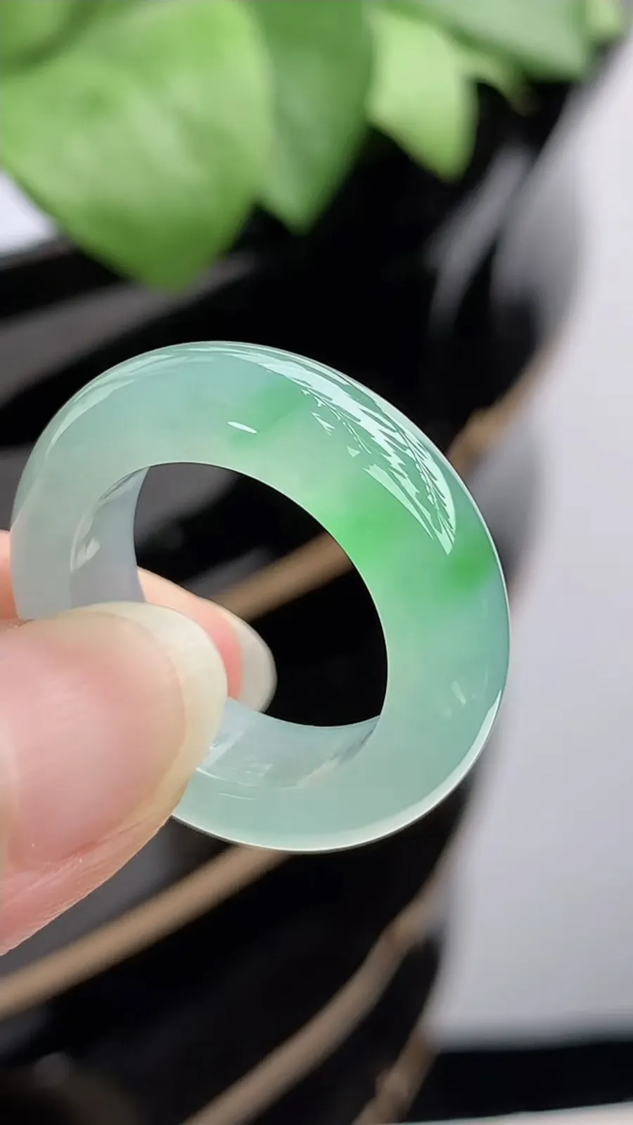 a货翡翠冰种飘绿素面戒指 尺寸18.6×7.5×4.7mm 重量7.52g 1214