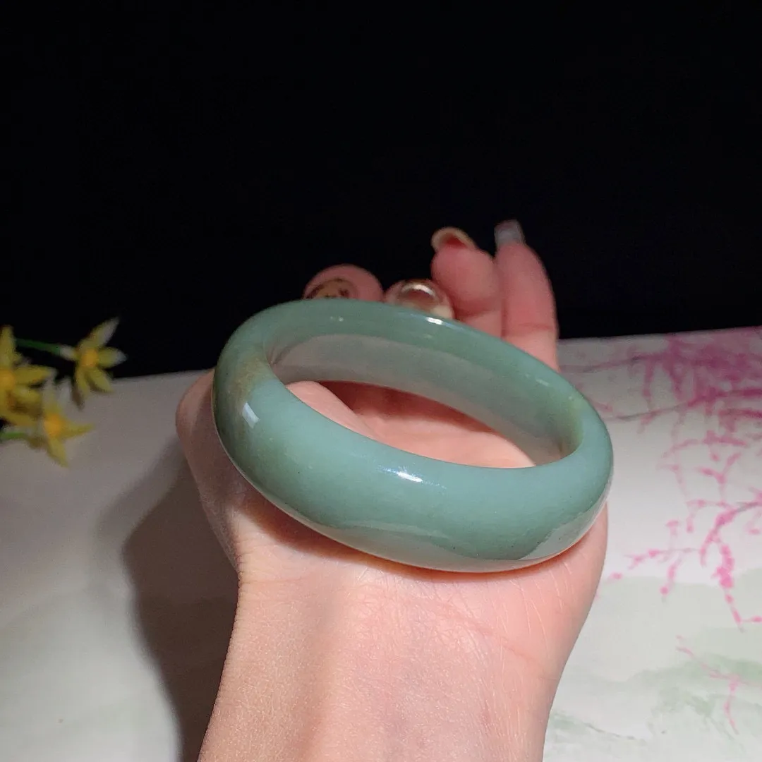 和田玉55圈口且末糖手镯！圈口55宽18玉质细腻油润 底色纯净 无纹裂 脂粉好，品质高