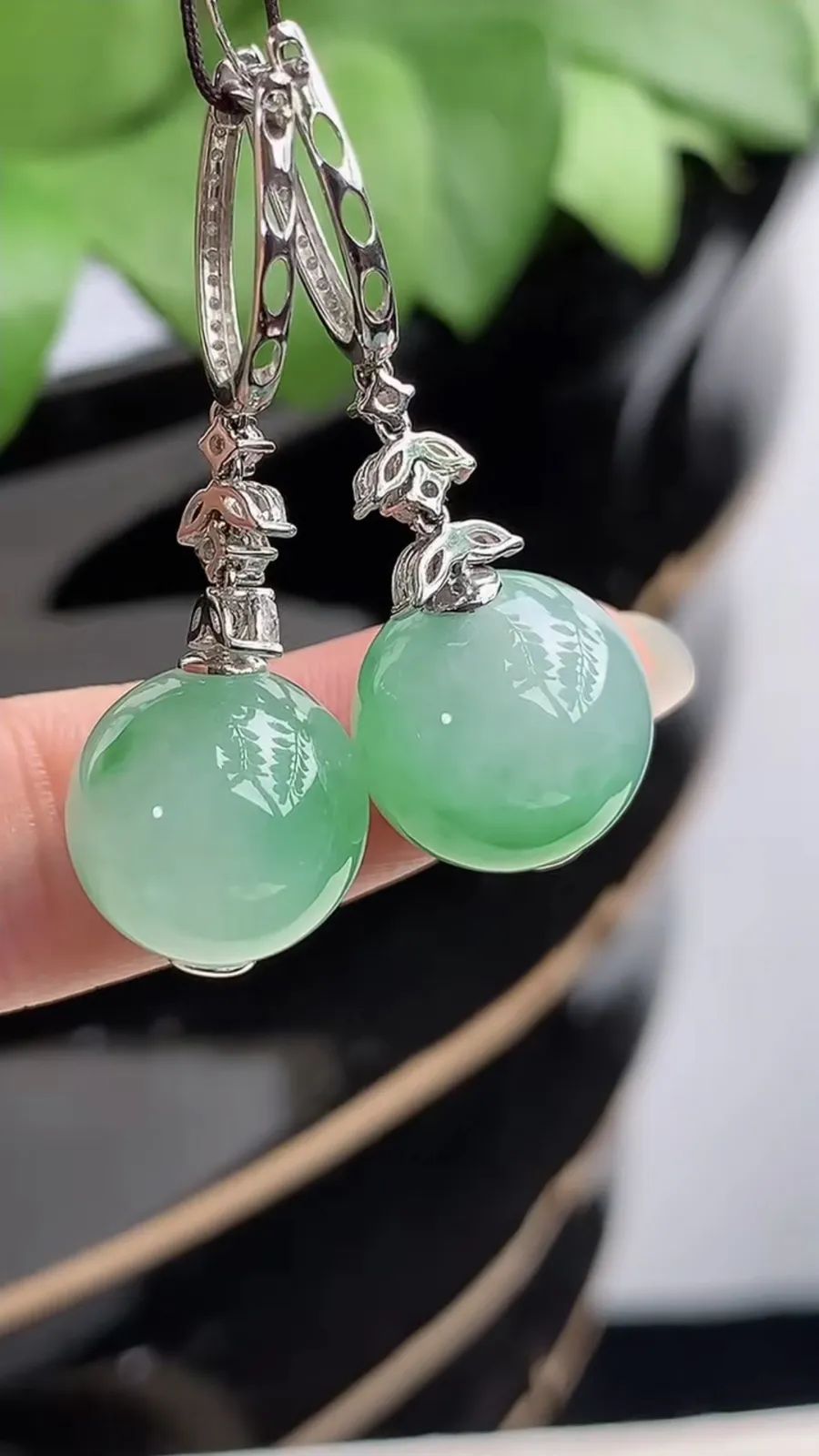 a货翡翠冰种18K金伴钻镶嵌飘绿花圆珠转运珠耳坠 尺寸12.6mm 重量10.08g 1214