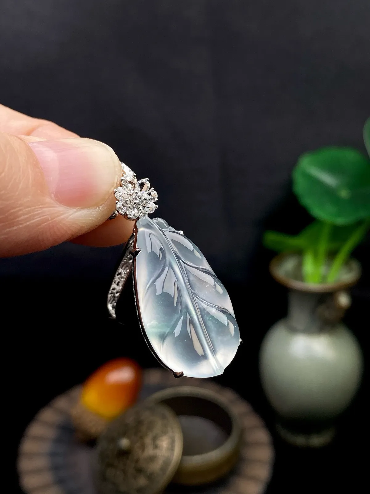 【冰种飘花叶子】金枝玉叶，质地细腻，冰润透亮，光泽出众，18k金钻镶嵌，裸石尺寸24.8*13.8*