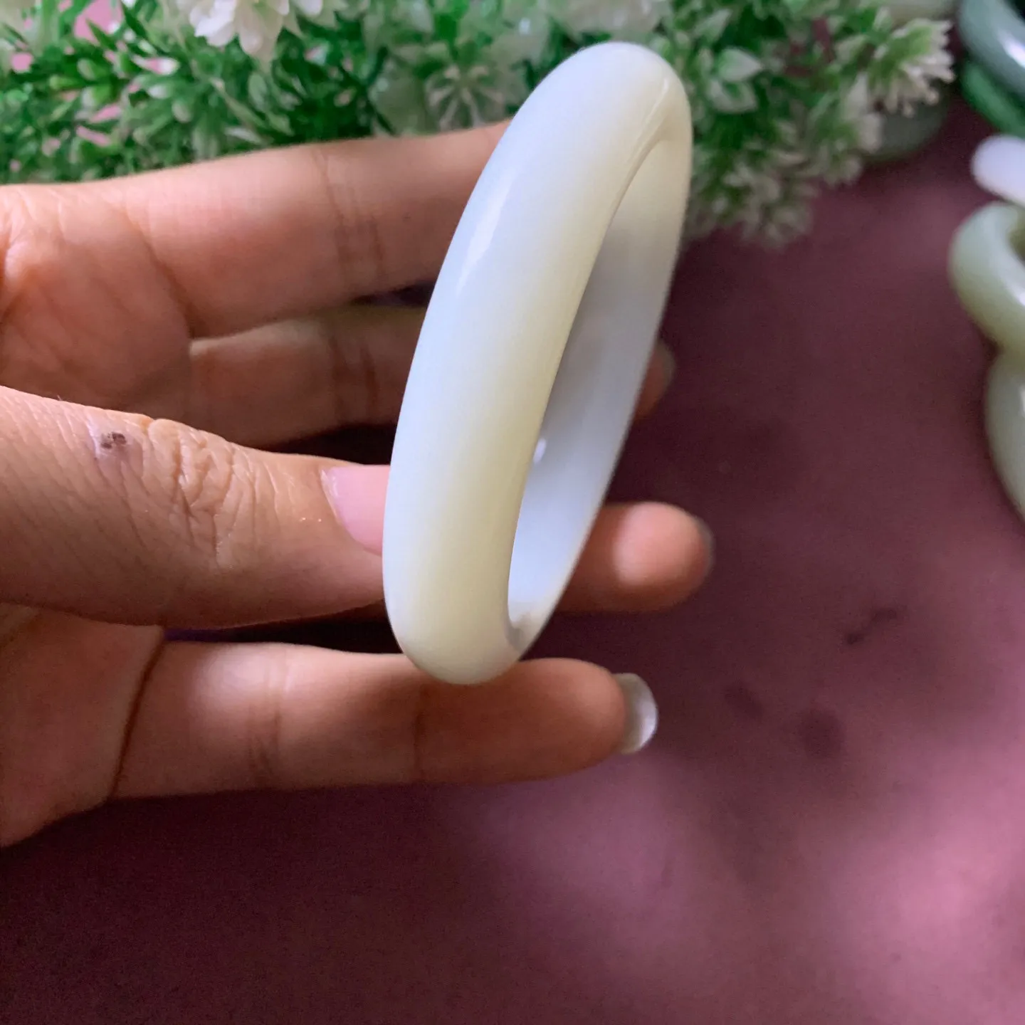 55圈口和田玉羊脂白手镯【挽间柔情】，镯型古朴典雅。在诗情画意的雨巷相遇，你是我腕间的一抹风情，有你眸有深情.清风荡漾湖间静水，我愿俯身低眉，在烟波涟漪处寻你。