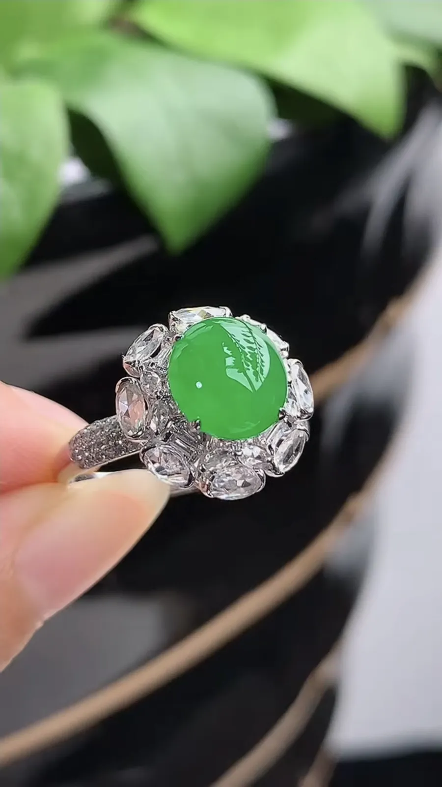 a货翡翠冰种18K金伴钻镶嵌阳绿蛋面戒指 圈口17.7裸石尺寸8.4×7.7mm 重量3.82g 1210