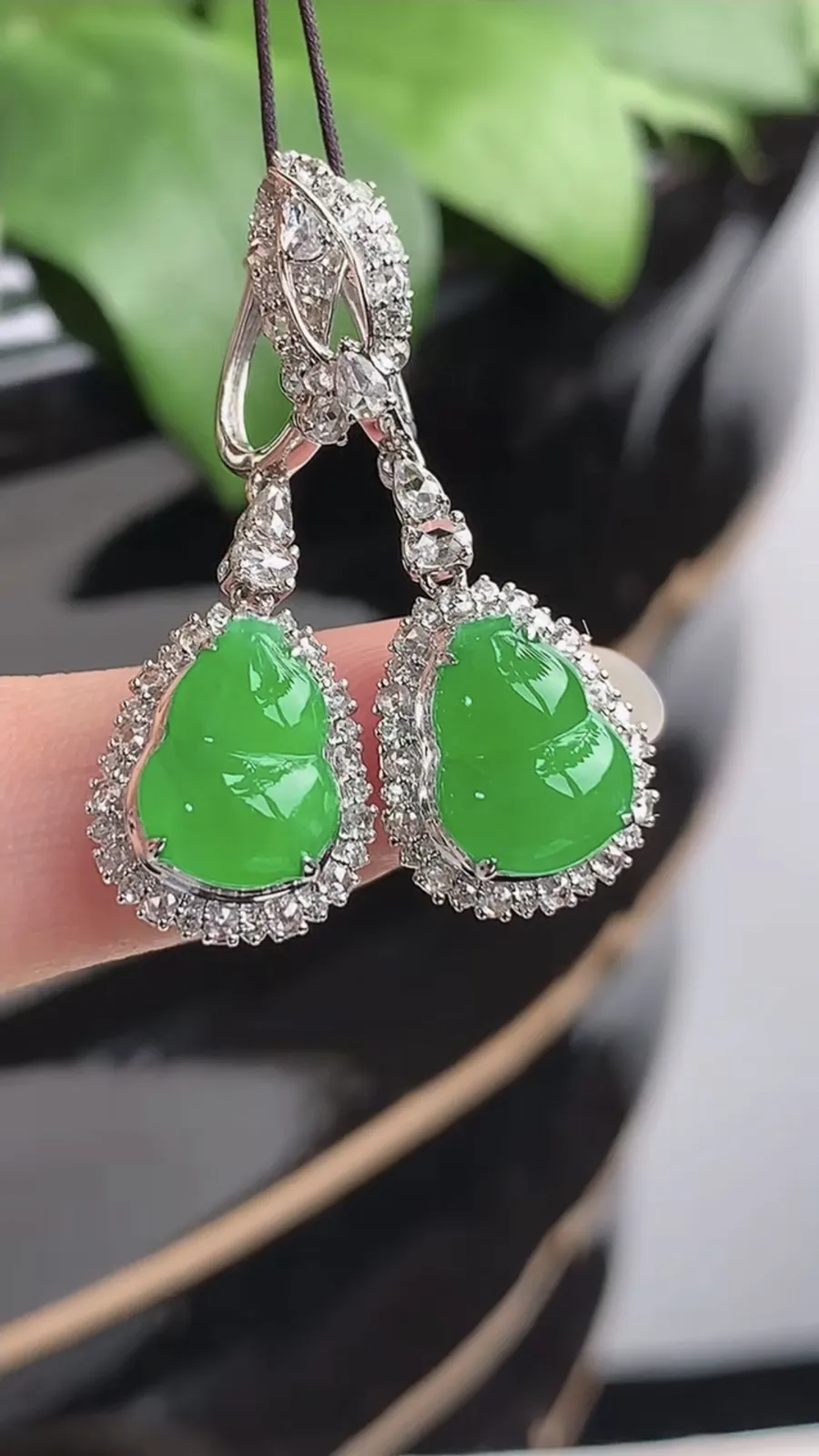 a货翡翠冰种18K金伴钻镶嵌阳绿葫芦耳坠 尺寸10.5×7.5×8.4mm 重量5.23g 1212