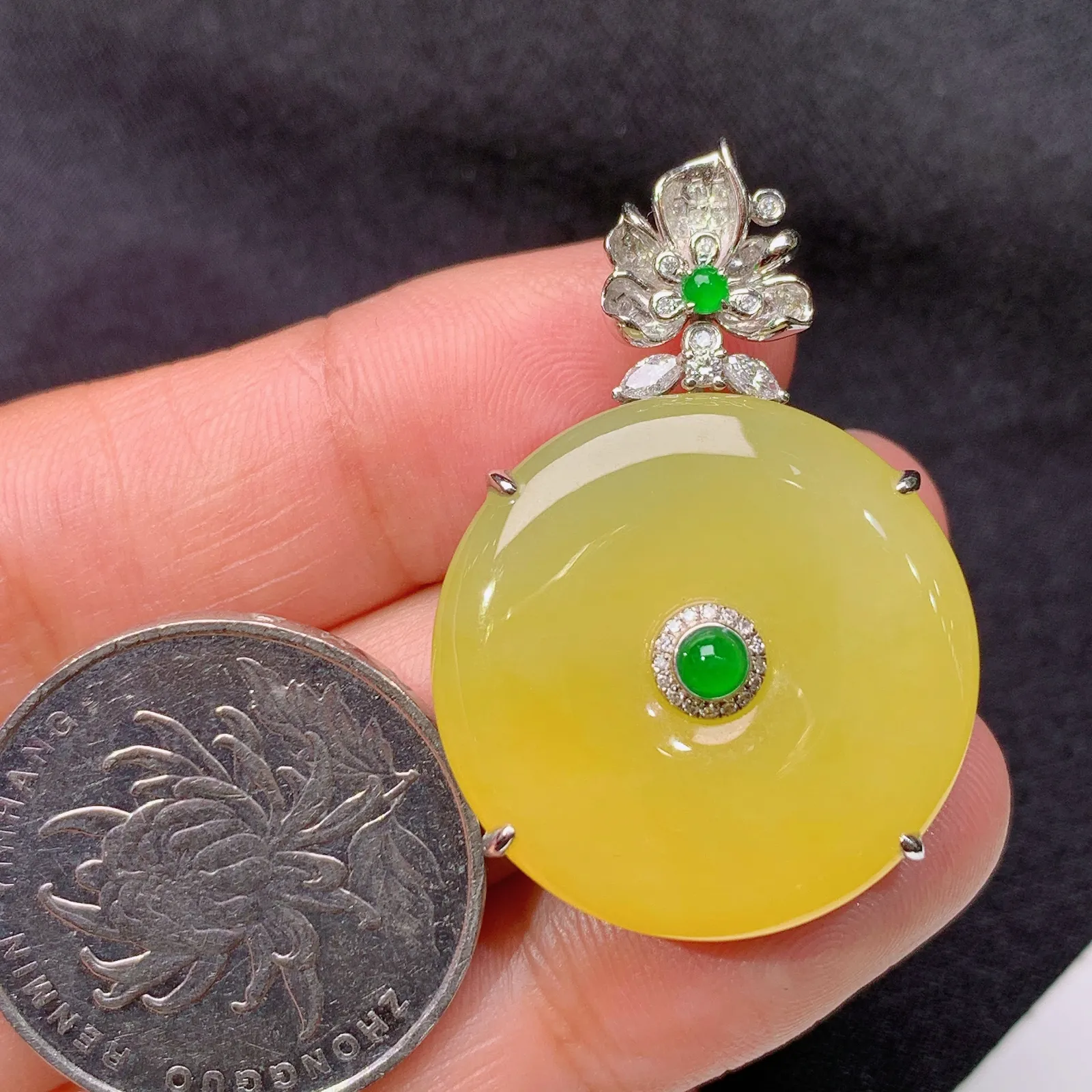 冰黄翡平安扣吊坠，18k金镶嵌，色泽鲜艳靓丽，水色超佳，Xu 尺寸36.2*24.6*6.7