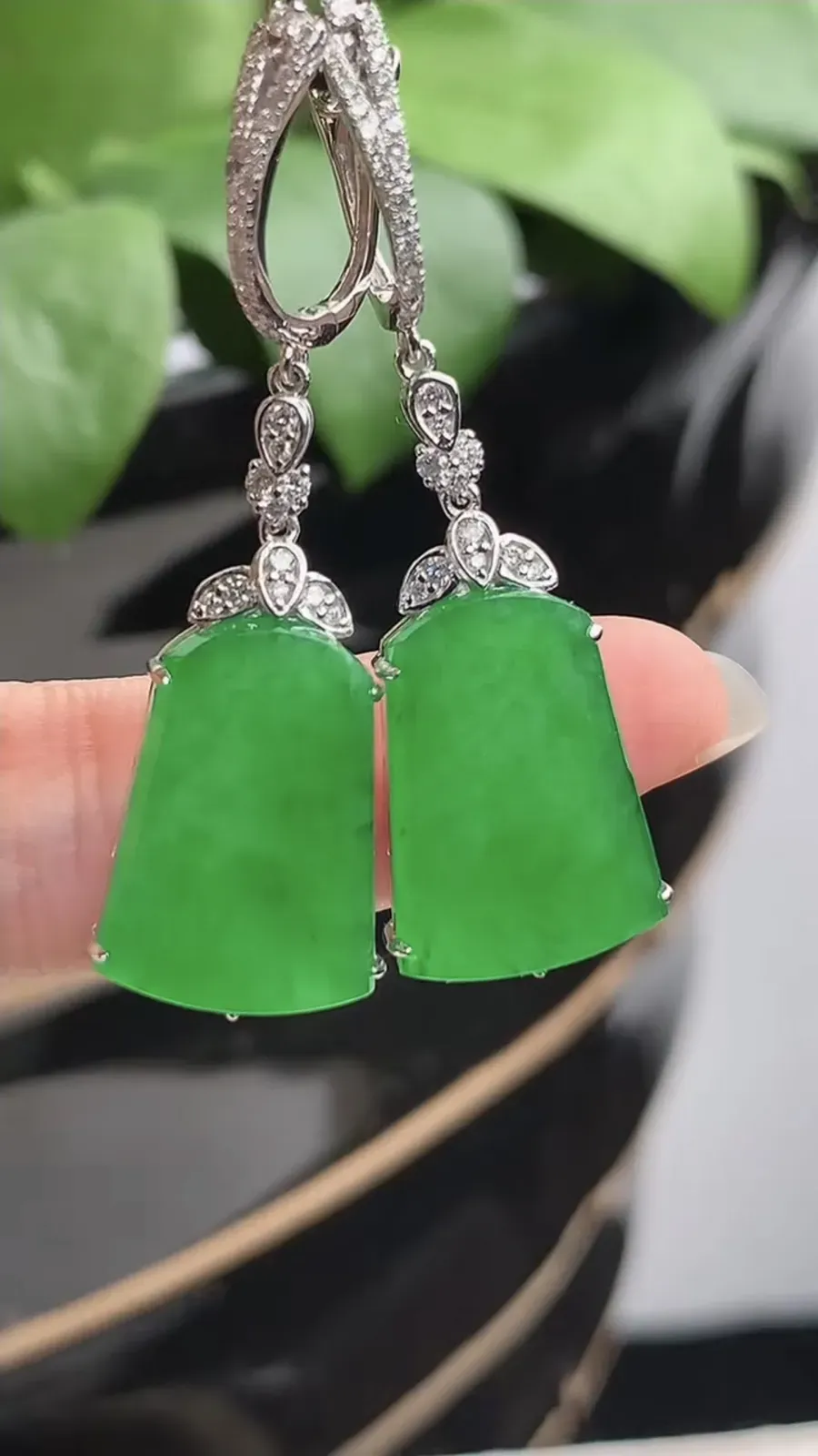 a货翡翠冰种18K金伴钻镶嵌阳绿无事牌耳坠 尺寸17×11.8×4mm 重量6.45g 1210