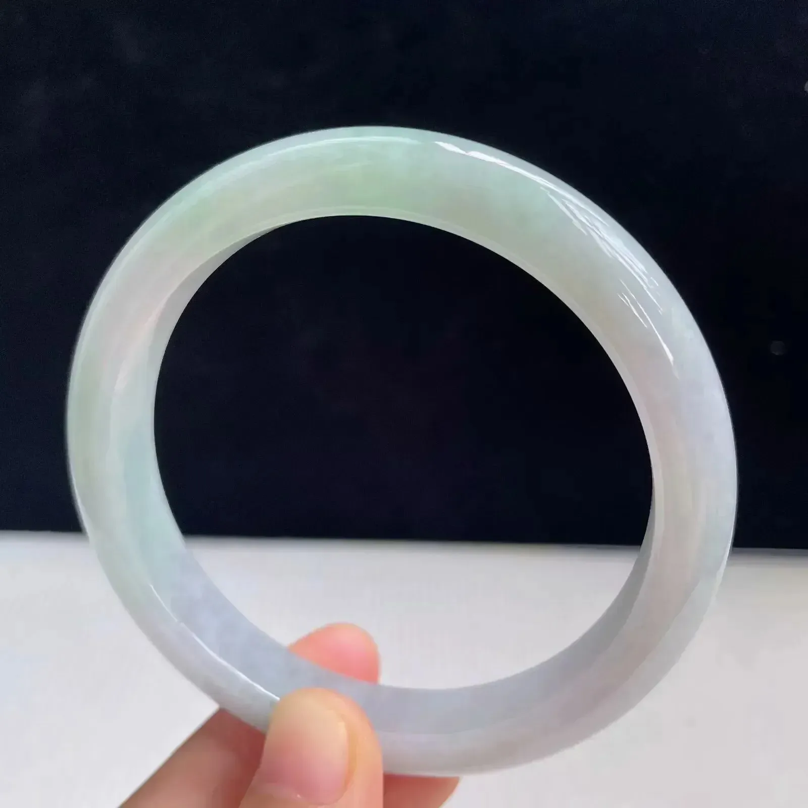 自然光拍摄天然翡翠A货飘绿好种水58mm正圈手镯 45.16克