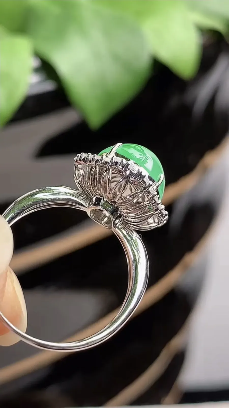 a货翡翠冰种18K金伴钻镶嵌甜绿蛋面戒指 圈口17.7裸石尺寸11.5×10mm 重量3.58g 1212