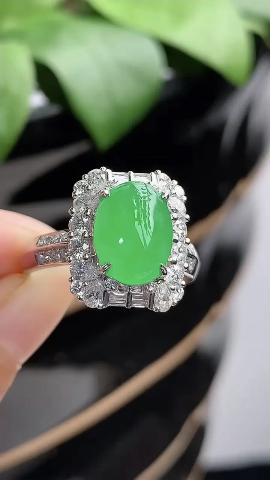 a货翡翠冰种18K金伴钻镶嵌阳绿蛋面戒指 圈口19裸石尺寸10.7×8mm 重量5.48g 1210