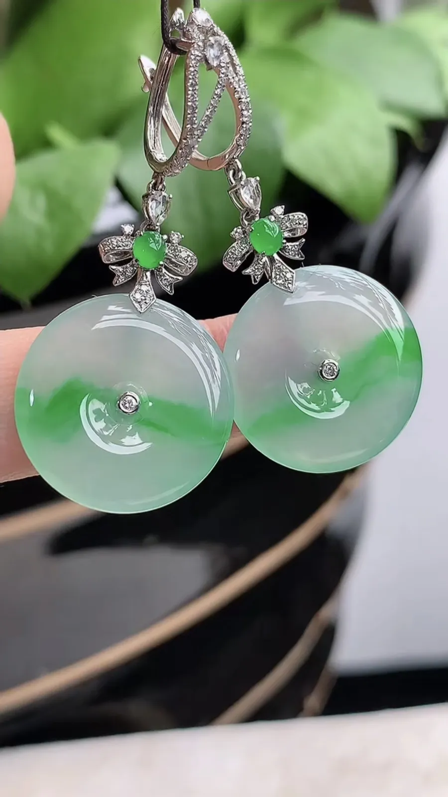 a货翡翠冰种18K金伴钻镶嵌飘阳绿平安扣耳坠 尺寸19.7×4mm 重量8.86g 1211