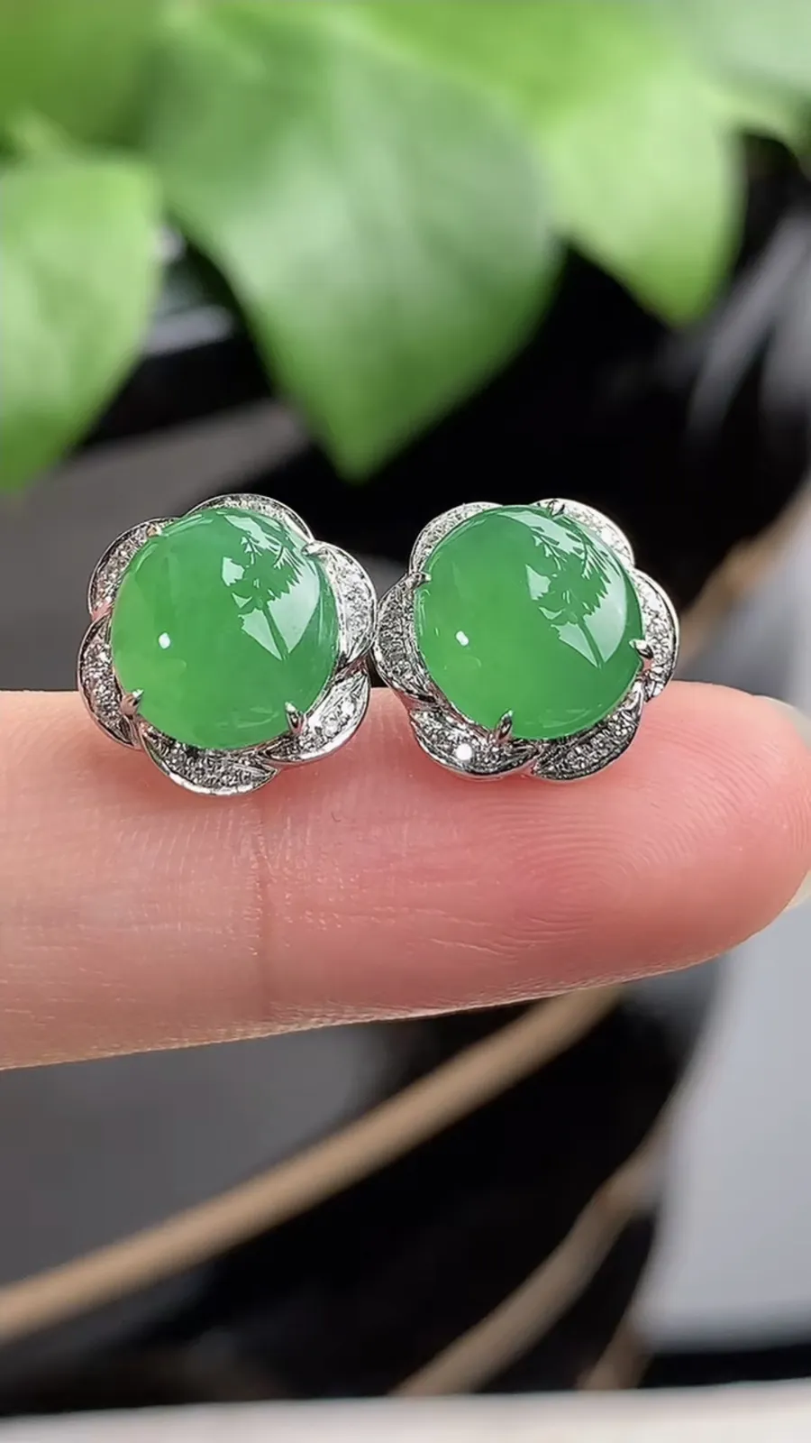 a货翡翠冰种18K金伴钻镶嵌满绿蛋面耳钉 尺寸8.4×7.7mm 重量3.13g 1212