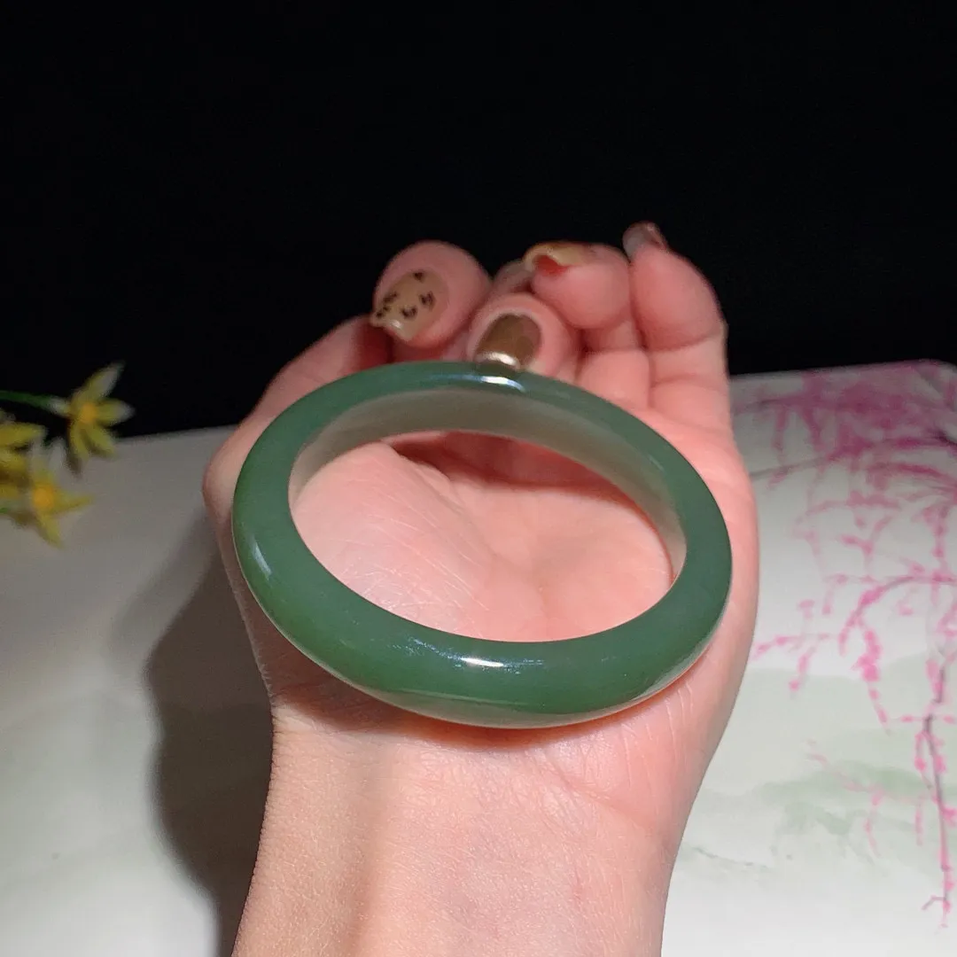 和田玉52圈湖水绿手镯！圈口52宽11.5玉质细腻油润 底色纯净  无裂无黑 脂粉好，品质高。