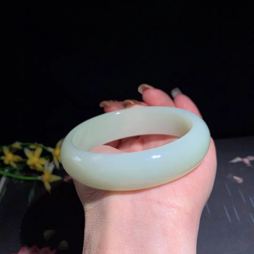 和田玉62圈青白玉手镯！玉质细腻油润 底色纯净  无裂无杂 脂粉好，品质高。