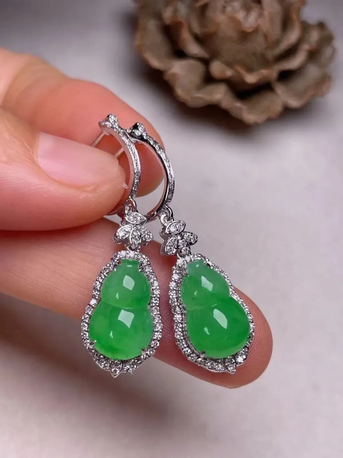 冰种阳绿葫芦耳坠、真金真钻镶嵌，种水好，玉质细腻 .裸石尺寸 12.6*7.9.