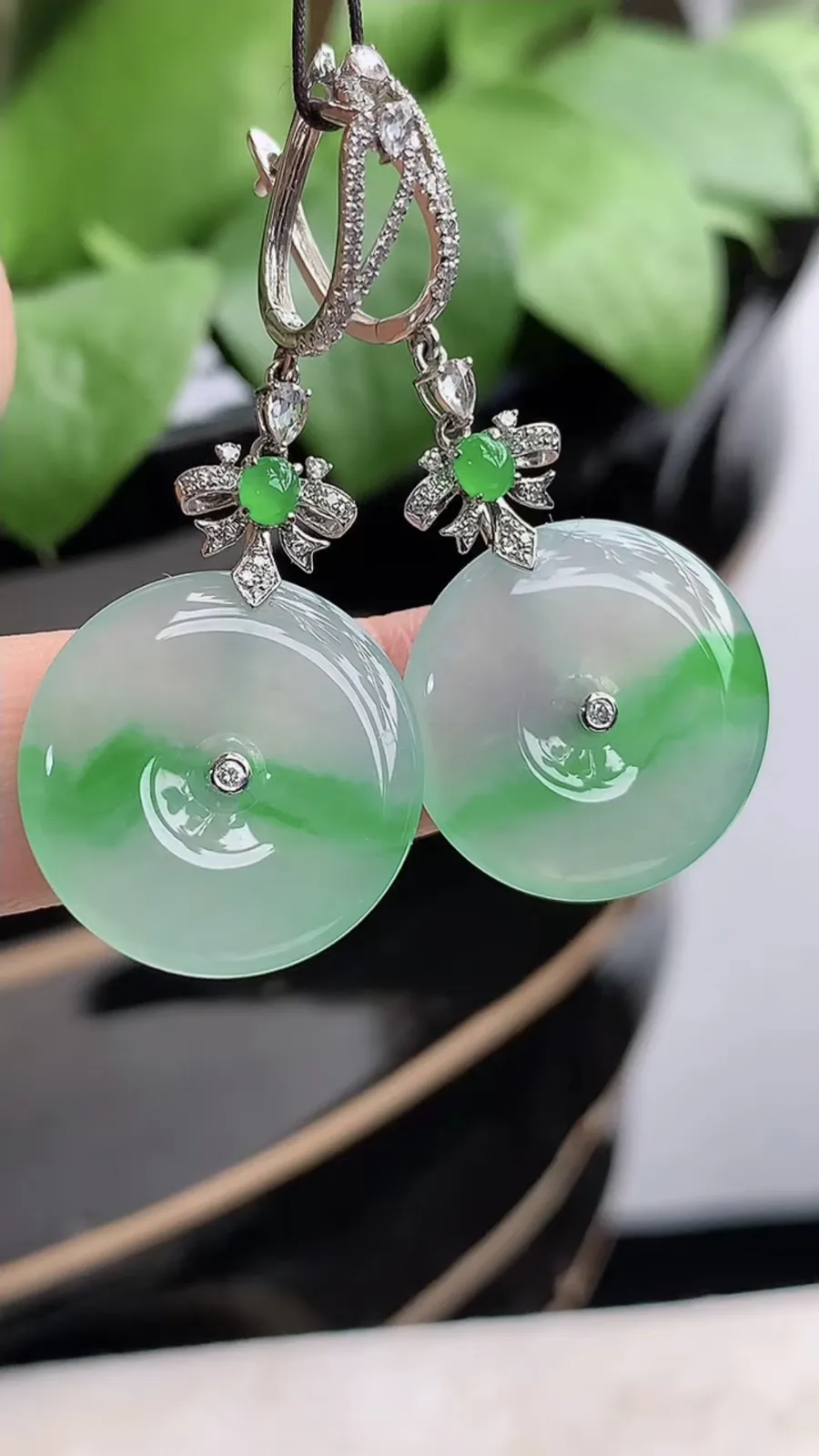 a货翡翠冰种18K金伴钻镶嵌飘阳绿平安扣耳坠 尺寸19.7×4mm 重量8.86g 1211