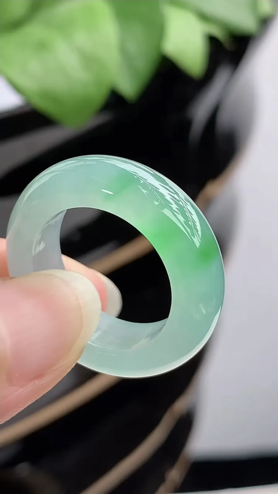 a货翡翠冰种飘绿素面戒指 尺寸18.6×7.5×4.7mm 重量7.52g 1214