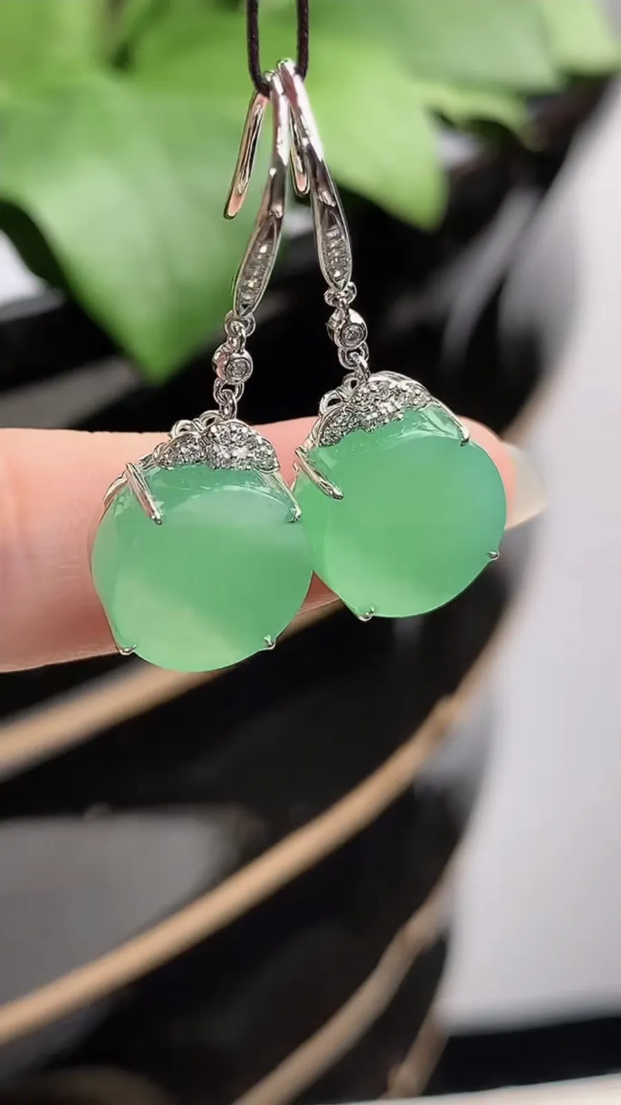 a货翡翠冰种18K金伴钻镶嵌满绿无事牌耳坠 尺寸11.3×5.4mm 重量4.53g 1213