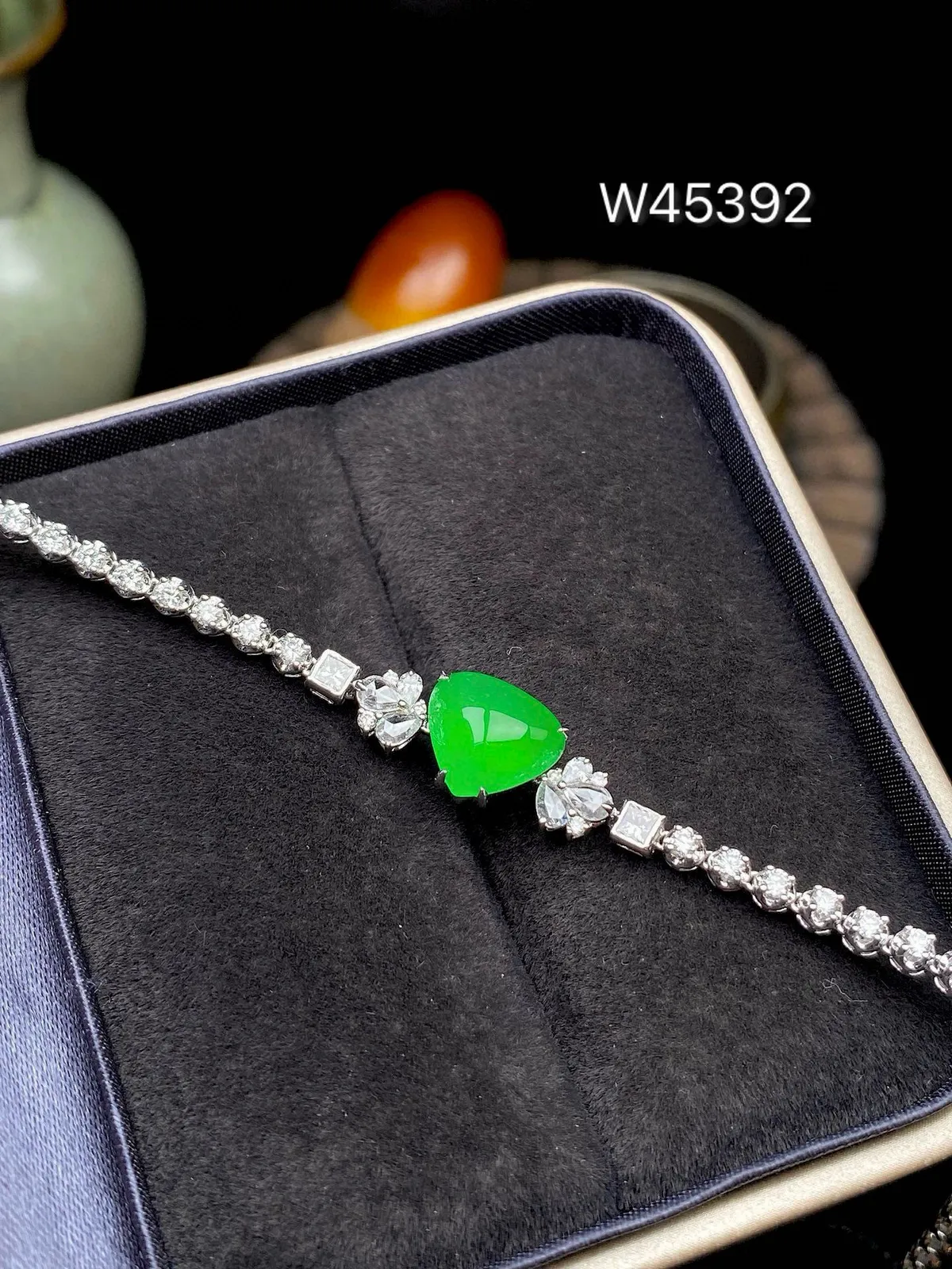 【冰种满绿心形镶嵌手链】质地细腻，饱满圆润，光泽闪耀，流行款，18K金钻搭配，裸石尺寸7.8*8.8
