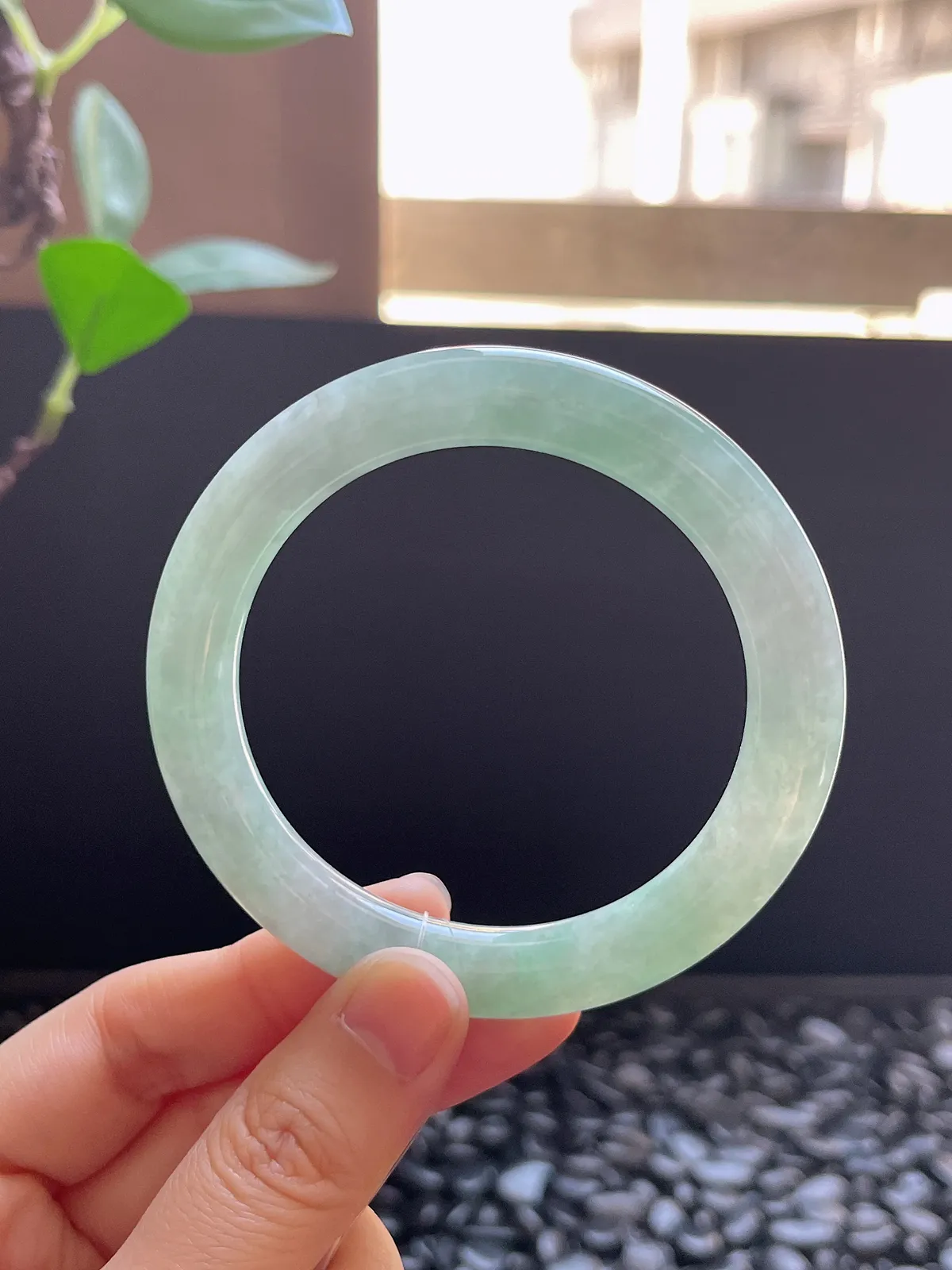 圆镯54圈口，翡翠糯化种淡绿色手镯