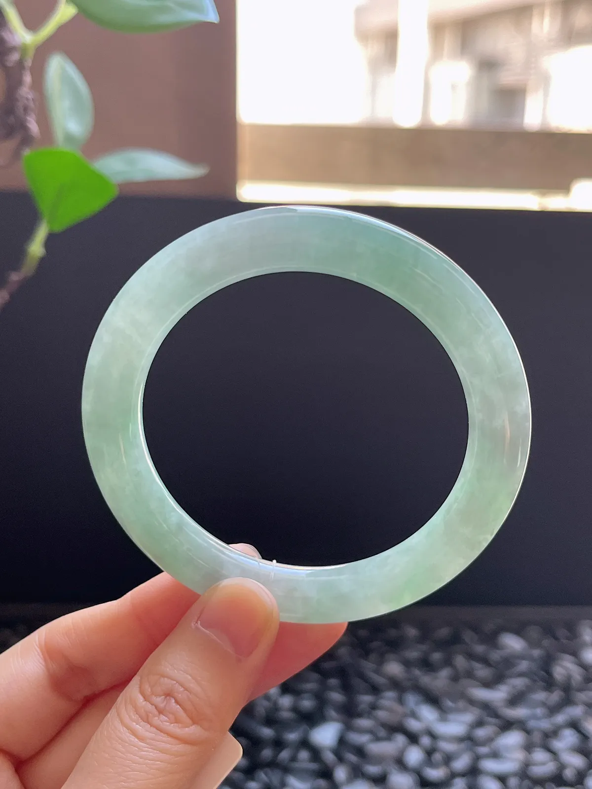 圆镯54圈口，翡翠糯化种淡绿色手镯