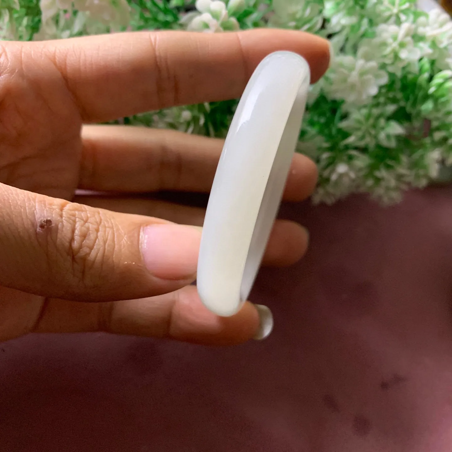 51.5圈口和田玉羊脂白手镯【挽间柔情】，镯型古朴典雅。在诗情画意的雨巷相遇，你是我腕间的一抹风情，有你眸有深情.清风荡漾湖间静水，我愿俯身低眉，在烟波涟漪处寻你