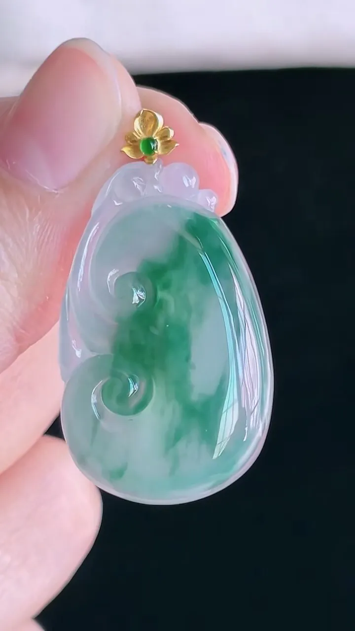 【翡翠名称】18K金镶冰飘花如意吊坠
【翡翠尺寸】裸石30/18.8/5mm
【翡翠描述】宝贝种老水足，玉质细腻，色泽靓丽，性价比高，佩戴效果好！
【其它赠送】权威证书/精美挂绳盒子/支持全国复检