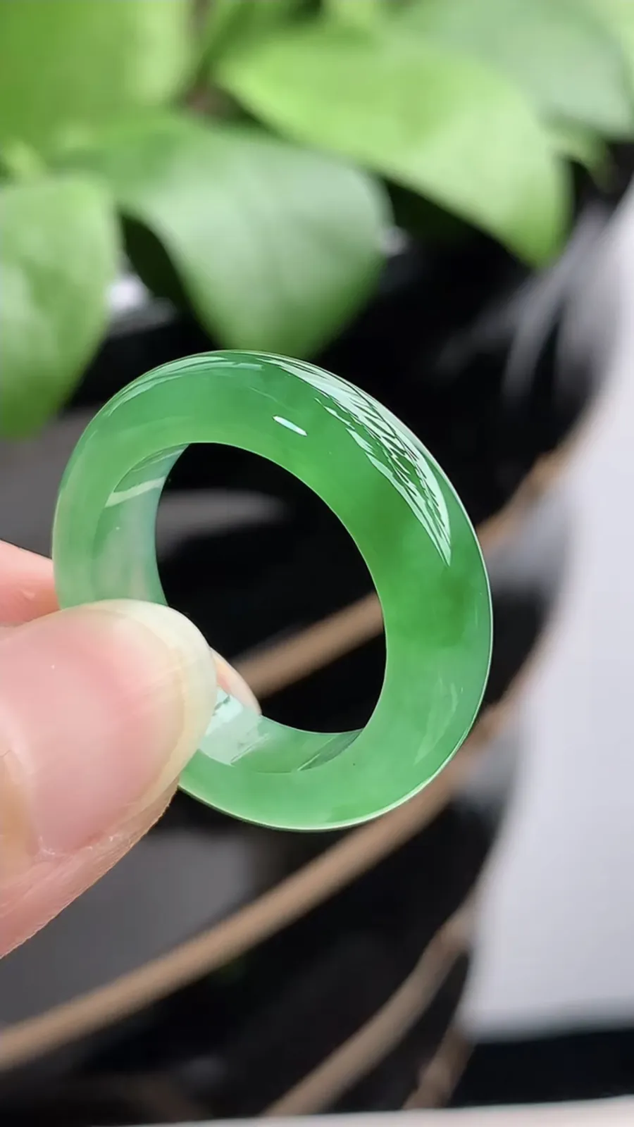 a货翡翠冰种飘绿素面戒指 尺寸18.6×5.3×4mm 重量4.94g 1210