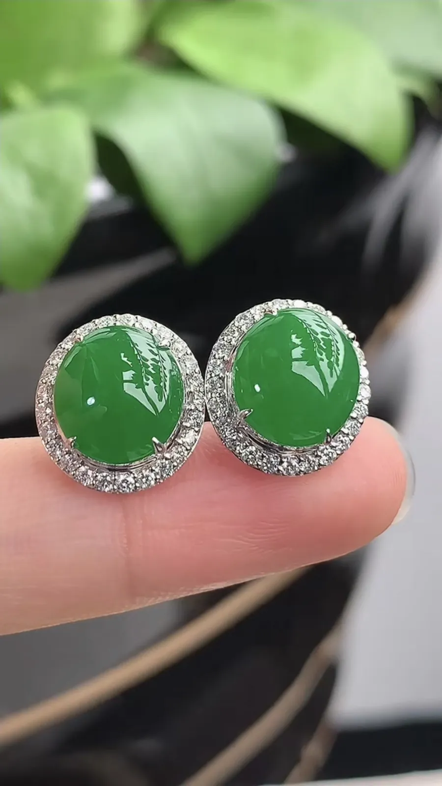 a货翡翠老坑种18K金伴钻镶嵌阳绿蛋面耳钉 尺寸10×8.8mm 重量3.86g 1210