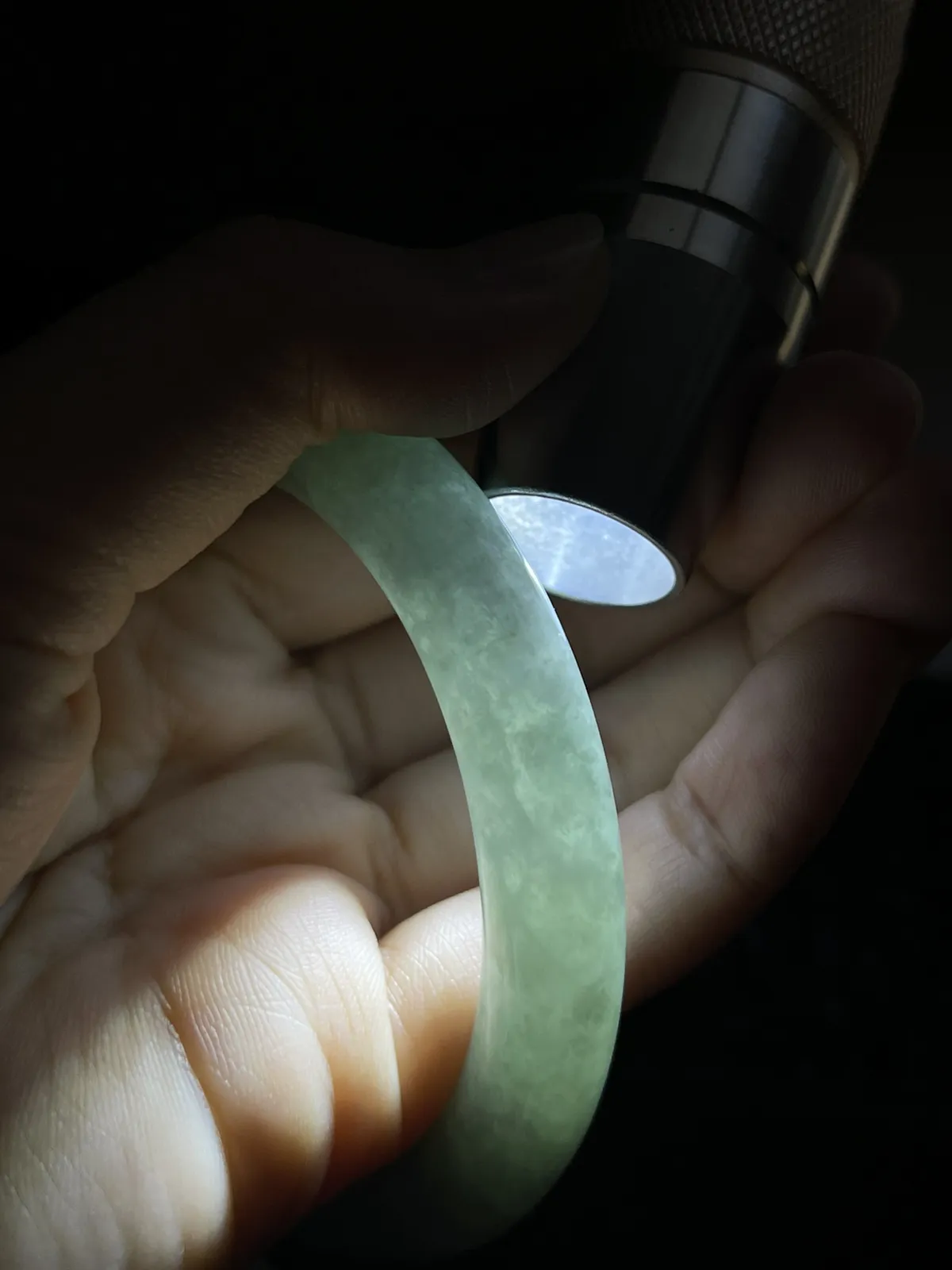 圆镯54圈口，翡翠糯化种淡绿色手镯