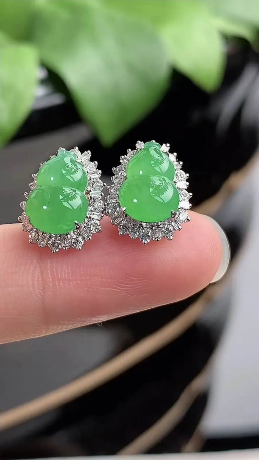 a货翡翠冰种18K金伴钻镶嵌满绿葫芦耳钉 尺寸9.3×6.7mm 重量2.45g 1212